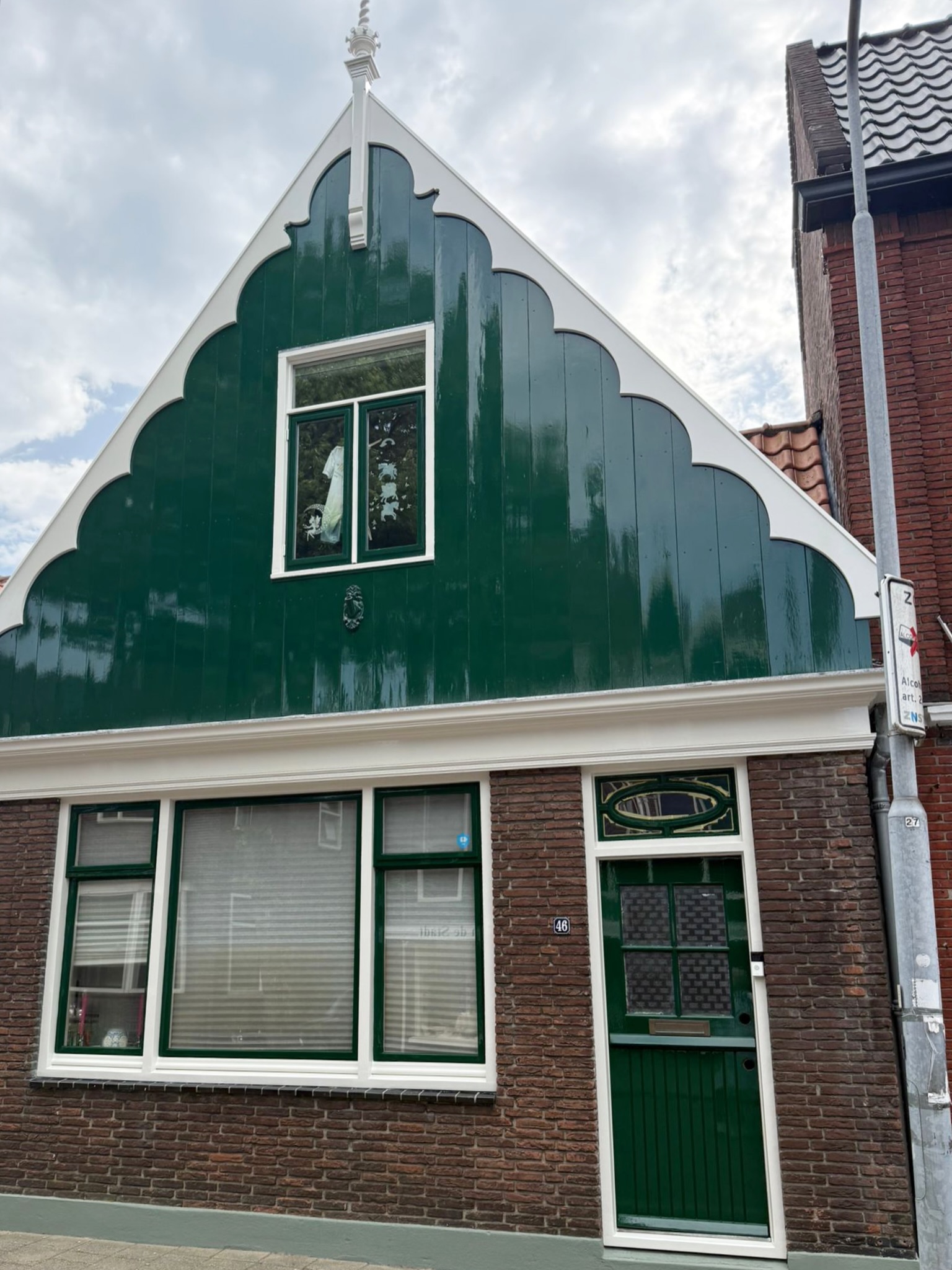 Zaanse houten gevel in diepgroen met witte lijsten, geschilderd door Smits Schilderwerken